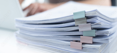 Arbeitsplatz mit Unterlagen