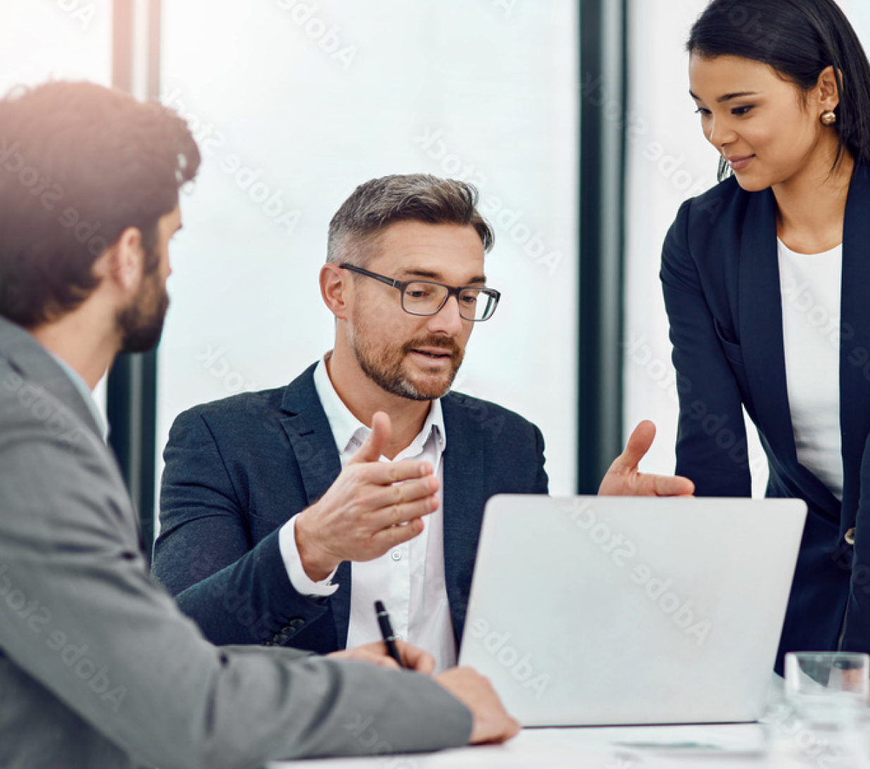 Zwei Personen im Gespräch am Schreibtisch